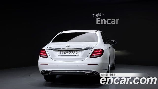 Mercedes-Benz E-Class 2019 — Photo 10/20