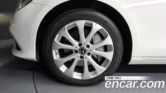 Mercedes-Benz E-Class 2019 — Photo 6/20