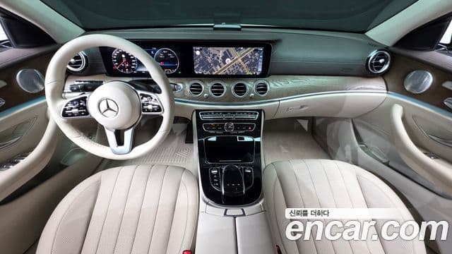 Mercedes-Benz E-Class 2019 — Photo 11/20
