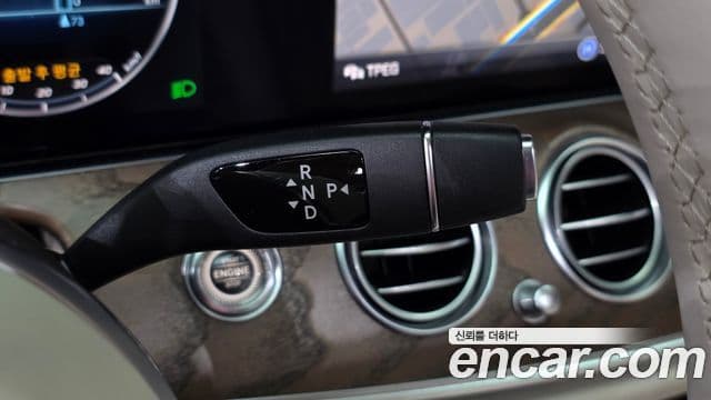 Mercedes-Benz E-Class 2019 — Photo 8/20