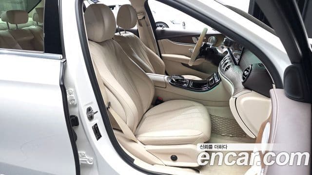 Mercedes-Benz E-Class 2019 — Photo 12/20
