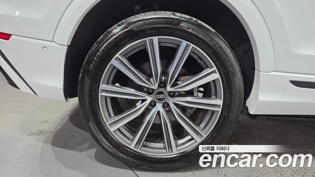 Audi Q8 2021 — Şəkil 16/20