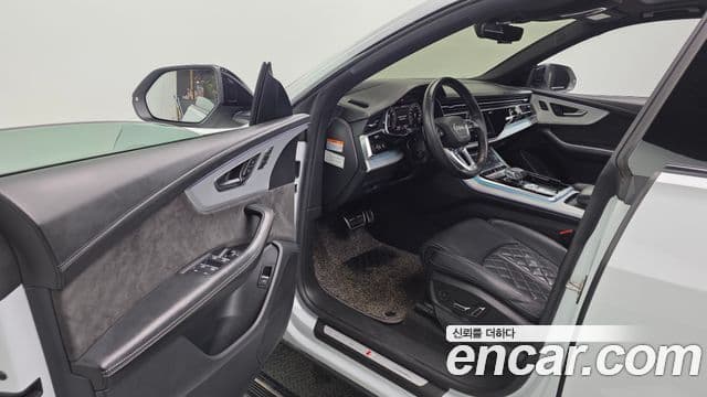 Audi Q8 2021 — Şəkil 13/20
