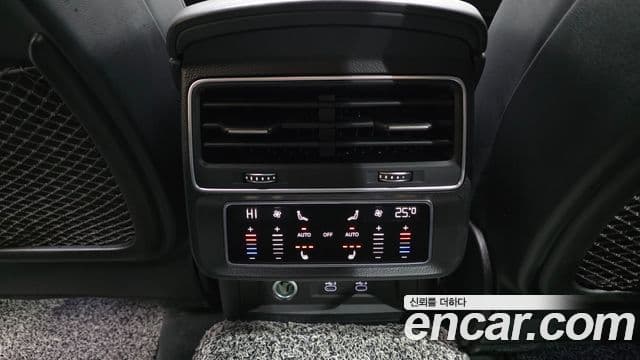 Audi Q8 2021 — Şəkil 10/20