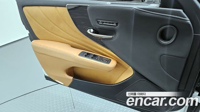 Lexus LS500 2022 — Photo 18/30