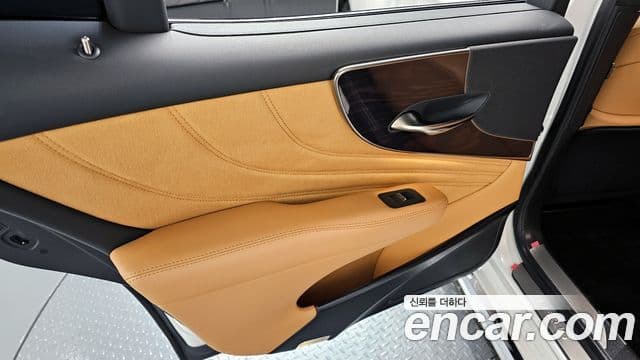 Lexus LS500 2022 — Photo 1/30