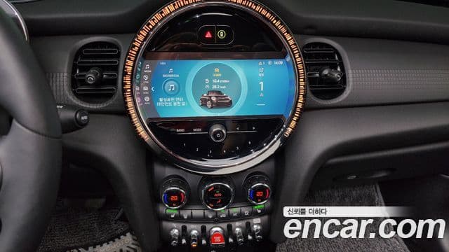 Mini Cooper S Convertible 2023 — ფოტო 8/19