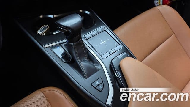 Lexus UX250h 2019 — Şəkil 7/20