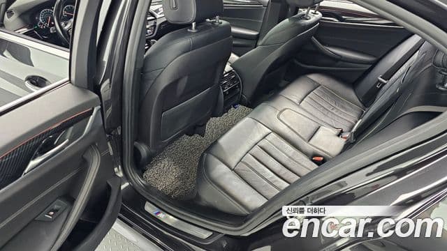 BMW 5 Series 2018 — фото 12 из 20