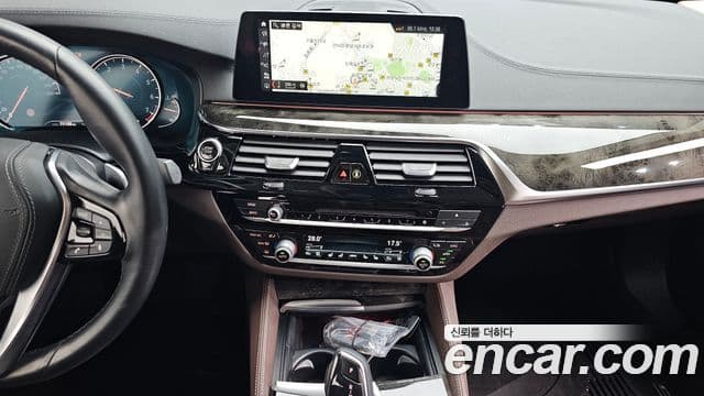 BMW 5 Series 2018 — ფოტო 17/20