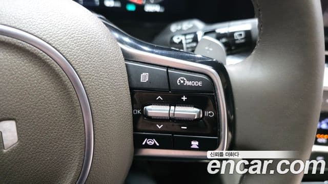 Kia Carnival 2023 — ფოტო 17/20