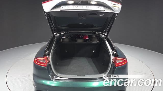 Kia Stinger 2018 — Şəkil 12/36