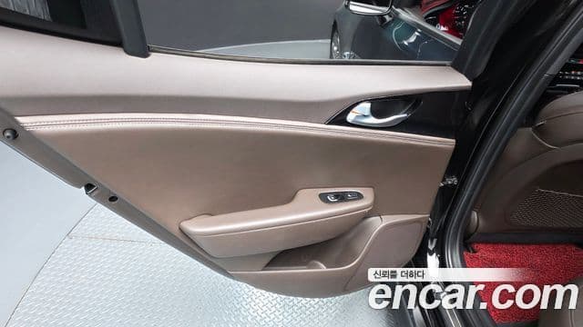 Kia Stinger 2018 — Şəkil 28/36