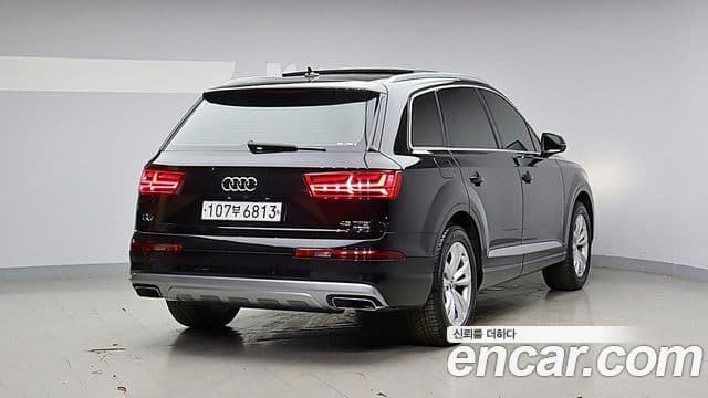 Audi Q7 2019 — Фото 1/20