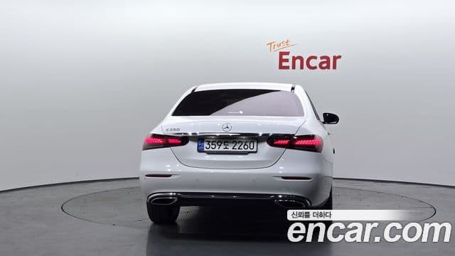Mercedes-Benz E-Class 2022 — ფოტო 4/20