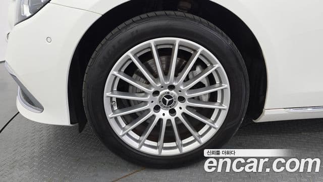 Mercedes-Benz E-Class 2022 — ფოტო 5/20