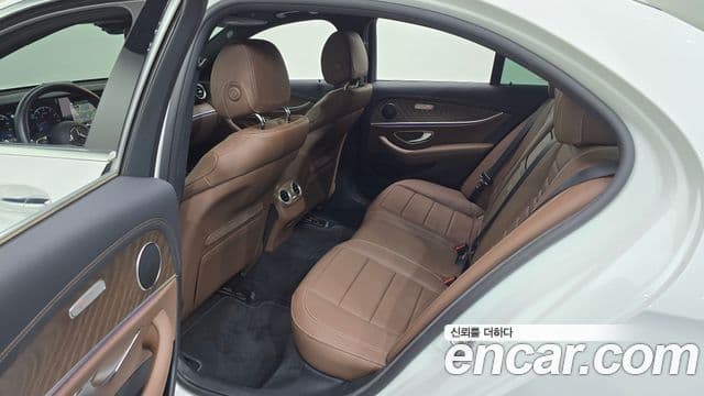 Mercedes-Benz E-Class 2022 — ფოტო 11/20
