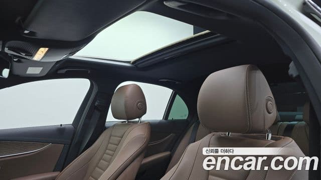 Mercedes-Benz E-Class 2022 — ფოტო 16/20