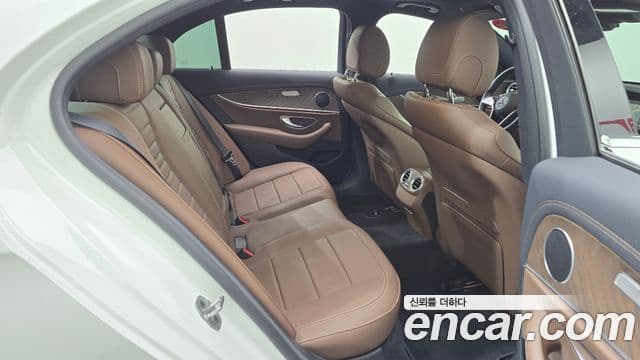 Mercedes-Benz E-Class 2022 — ფოტო 20/20