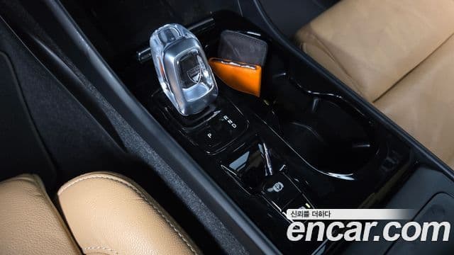 Volvo XC40 2021 — Şəkil 9/20