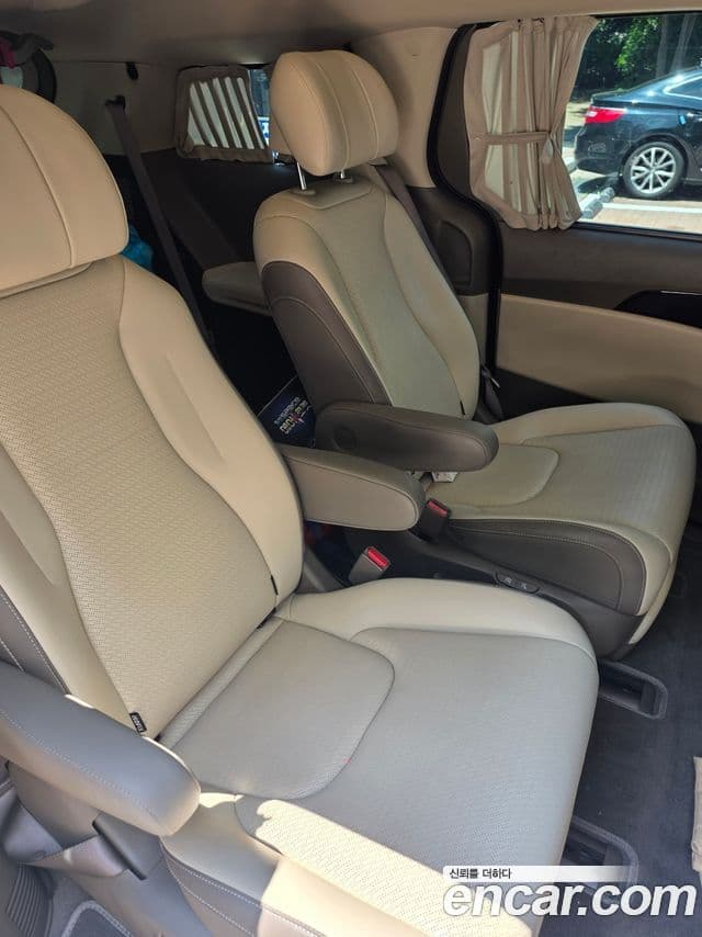 Kia Carnival 2023 — ფოტო 10/13
