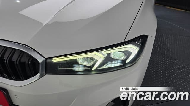 BMW 3 Series 2023 — Photo 19/33