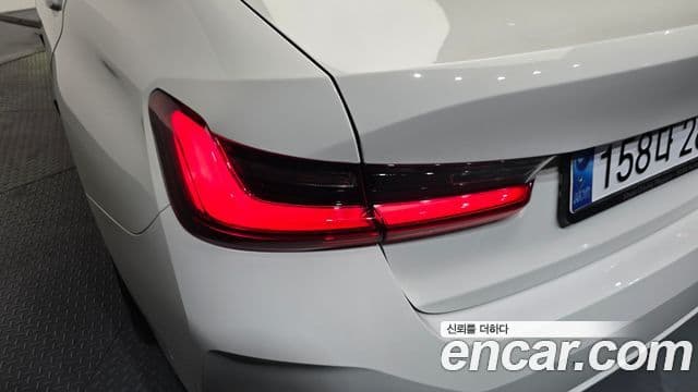 BMW 3 Series 2023 — Photo 31/33
