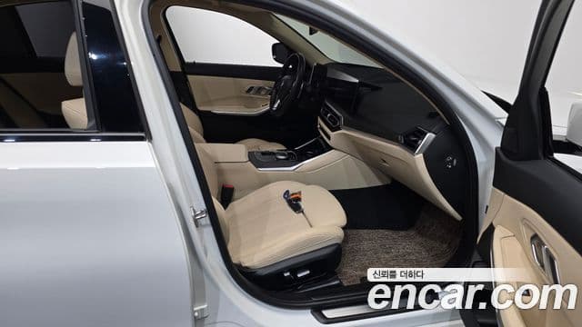 BMW 3 Series 2023 — Photo 10/33