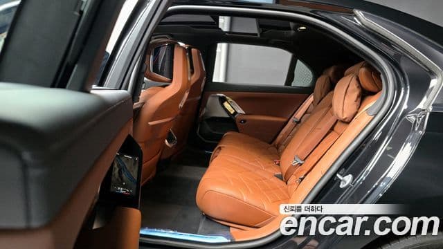 BMW 7 Series 2025 — Фото 12/20