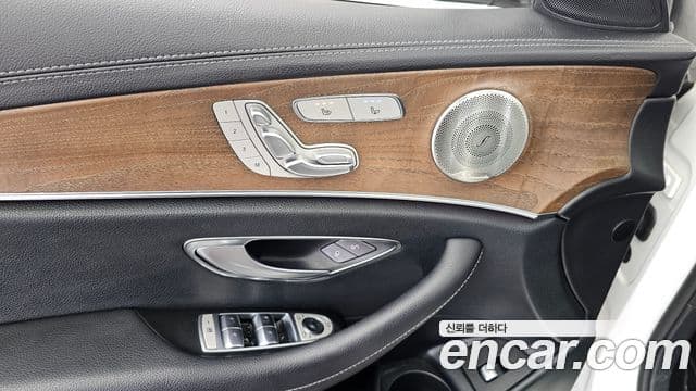 Mercedes-Benz E-Class 2022 — Şəkil 19/20