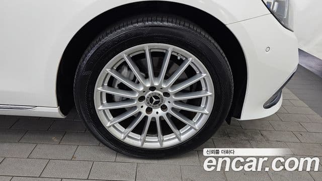 Mercedes-Benz E-Class 2022 — Photo 29/32
