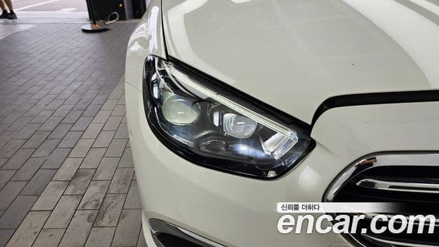 Mercedes-Benz E-Class 2022 — Photo 24/32