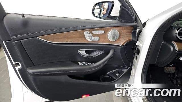 Mercedes-Benz E-Class 2022 — Photo 14/32