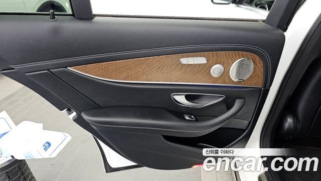 Mercedes-Benz E-Class 2022 — Photo 20/32