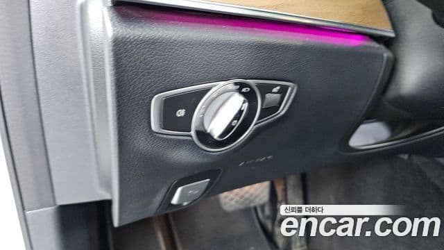 Mercedes-Benz E-Class 2022 — Photo 10/32
