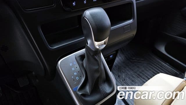 Hyundai Staria 2025 — ფოტო 9/20