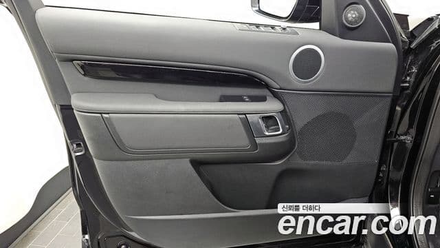 Land Rover Discovery 5 2020 — Photo 27/36