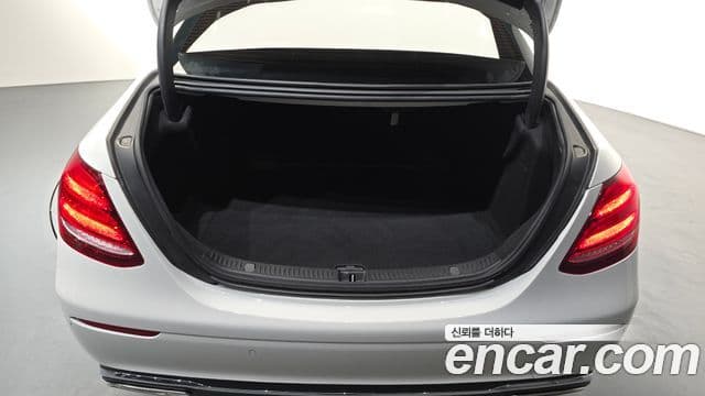 Mercedes-Benz E-Class 2018 — Şəkil 16/20
