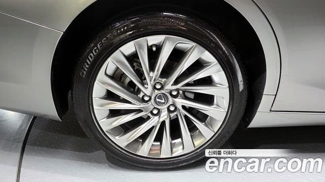 Lexus ES300h 2025 — ფოტო 5/20
