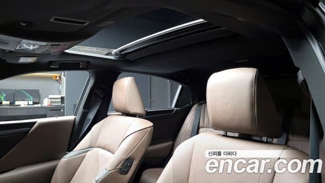 Lexus ES300h 2025 — ფოტო 18/20