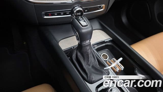 Volvo XC60 2019 — ფოტო 7/20