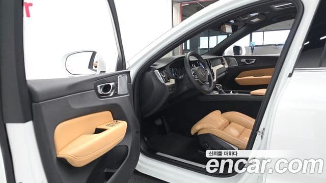 Volvo XC60 2019 — ფოტო 8/20