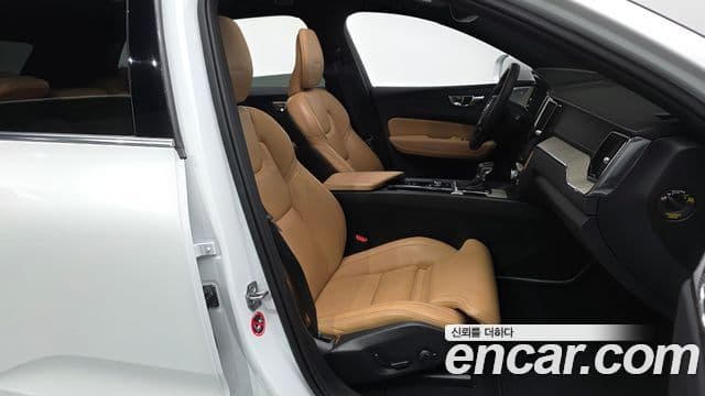 Volvo XC60 2019 — ფოტო 11/20