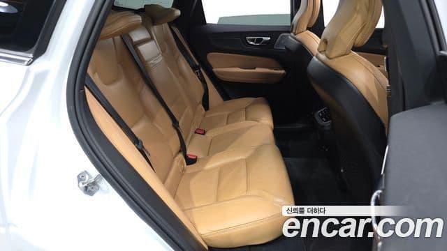 Volvo XC60 2019 — ფოტო 12/20