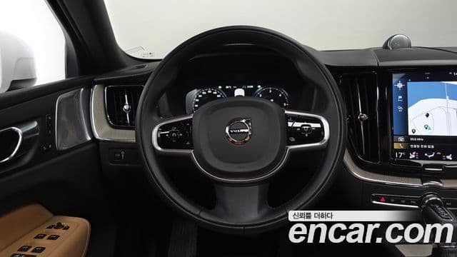 Volvo XC60 2019 — ფოტო 13/20