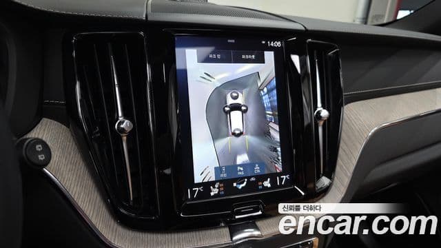 Volvo XC60 2019 — ფოტო 15/20