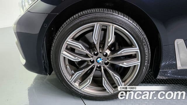 BMW 7 Series 2018 — Photo 2/36