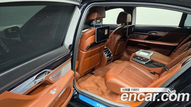 BMW 7 Series 2018 — Photo 18/36