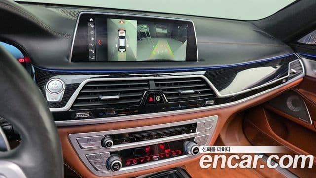 BMW 7 Series 2018 — Photo 19/36