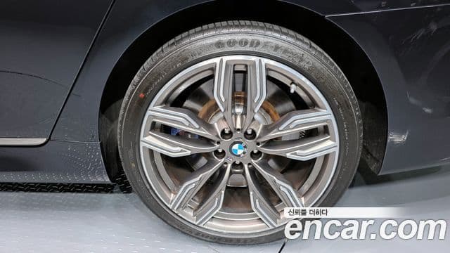 BMW 7 Series 2018 — Photo 23/36